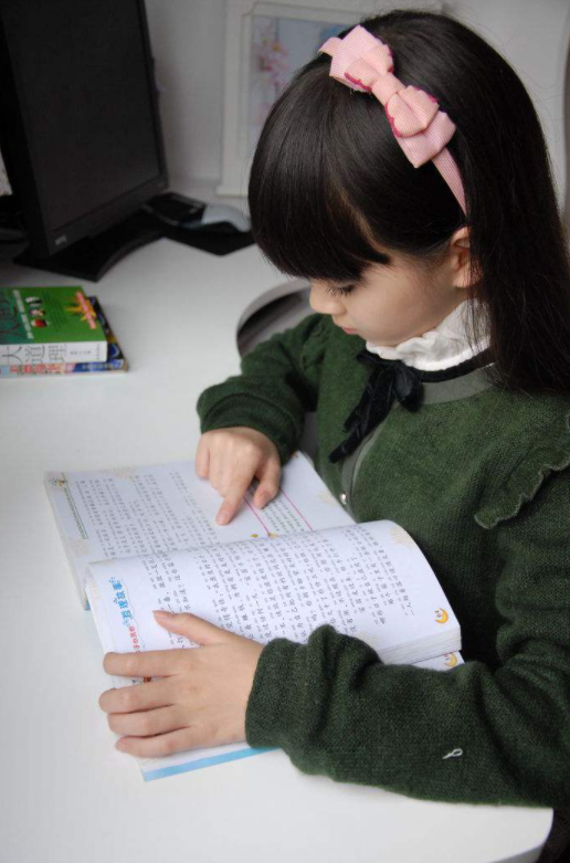 女孩一年级成绩一般，四年级逆袭成学霸，小学开始读古文有多重要