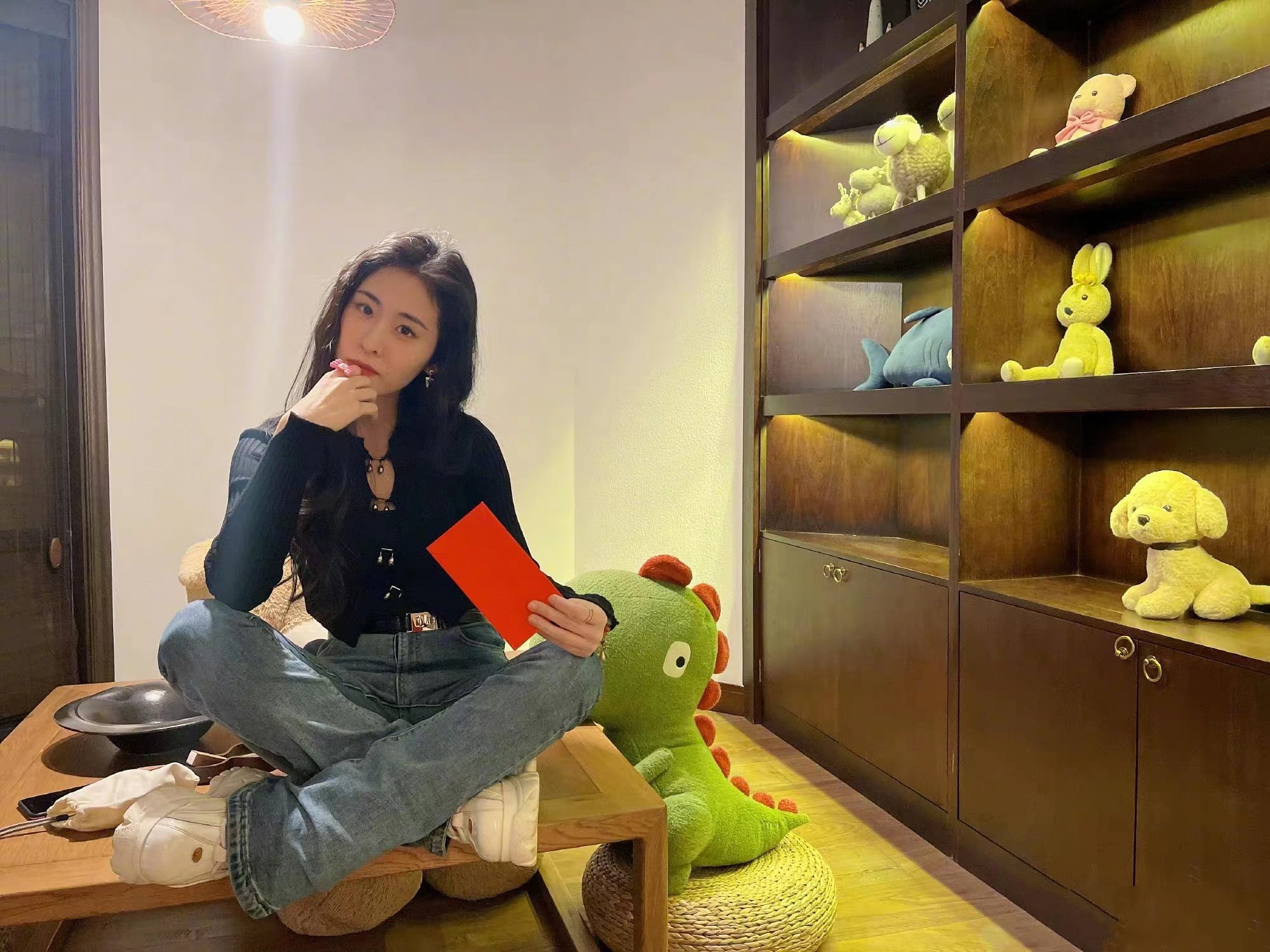 张碧晨晒收工照,穿鞋将脚放在酒店桌子上,鞋被扒与华晨宇是同款