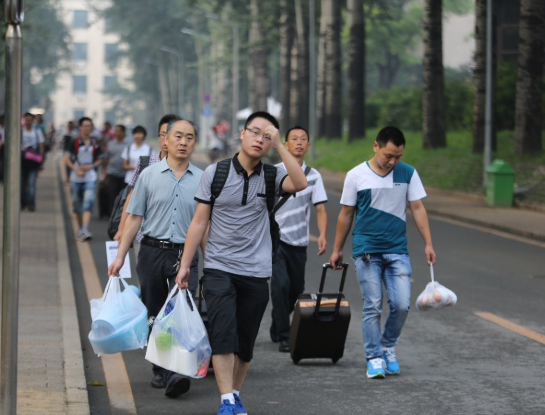 为什么上大学会感到自卑？原来不同家庭的学生，差距可以那么大