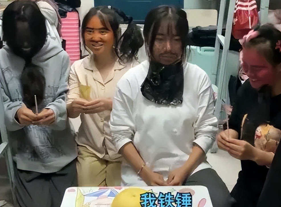 “哪有大学生10点就睡觉？”宿舍因熄灯吵架，是谁在无理取闹？