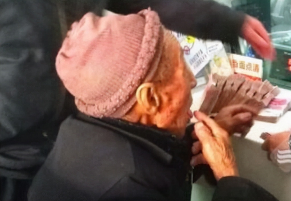 2020年，福建男子取钱被银行多给1万，拒绝返还称：离柜概不负责