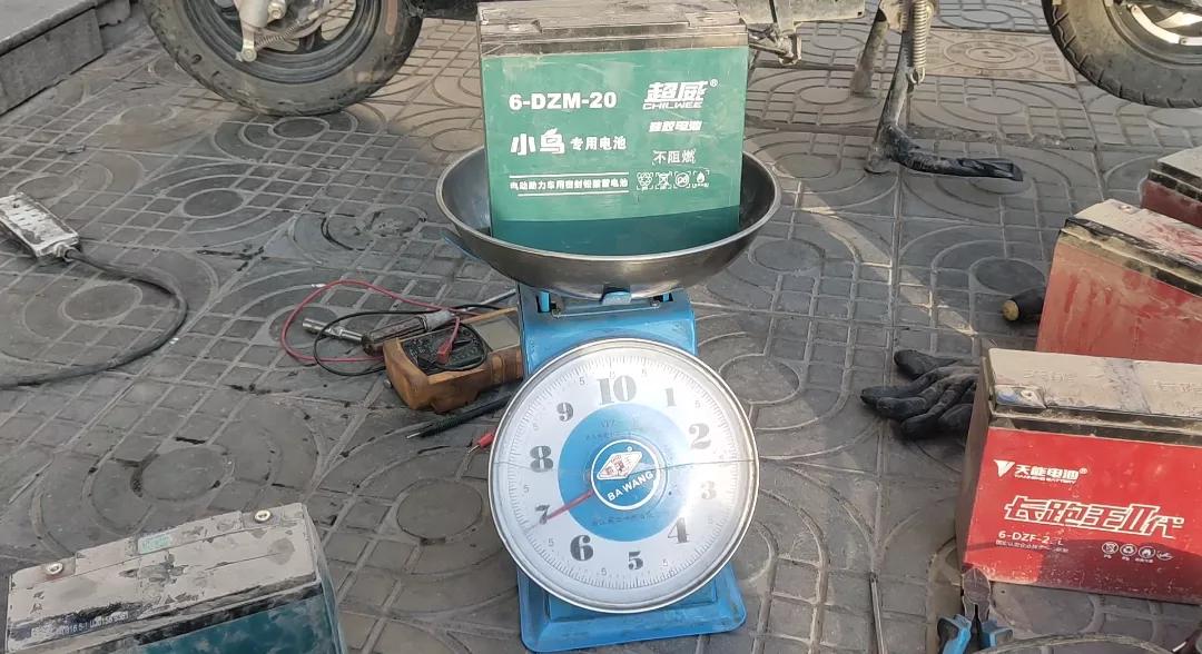 电动车跑不远该怎么办？师傅教你用一包香烟价钱修好电池，真值得