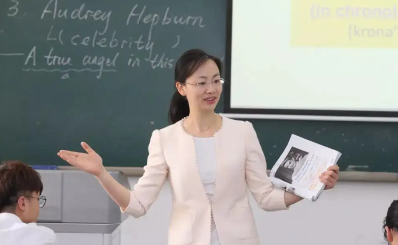 毕业生就业5年月薪排名，教育专业仅排第十名，经济学独占鳌头