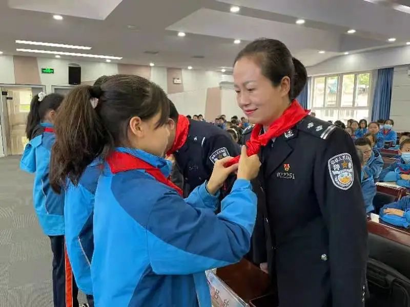 西安碑林公安｜从服务群众到三尺讲台，“宣教之花”吕欣用心镌刻芬芳警色