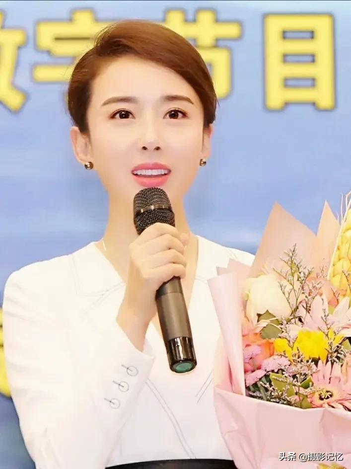 颜丹晨：貌美的才女