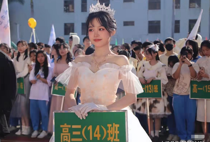 高三女生运动会“举牌”火了，颜值不输大牌明星，评论区酸气十足