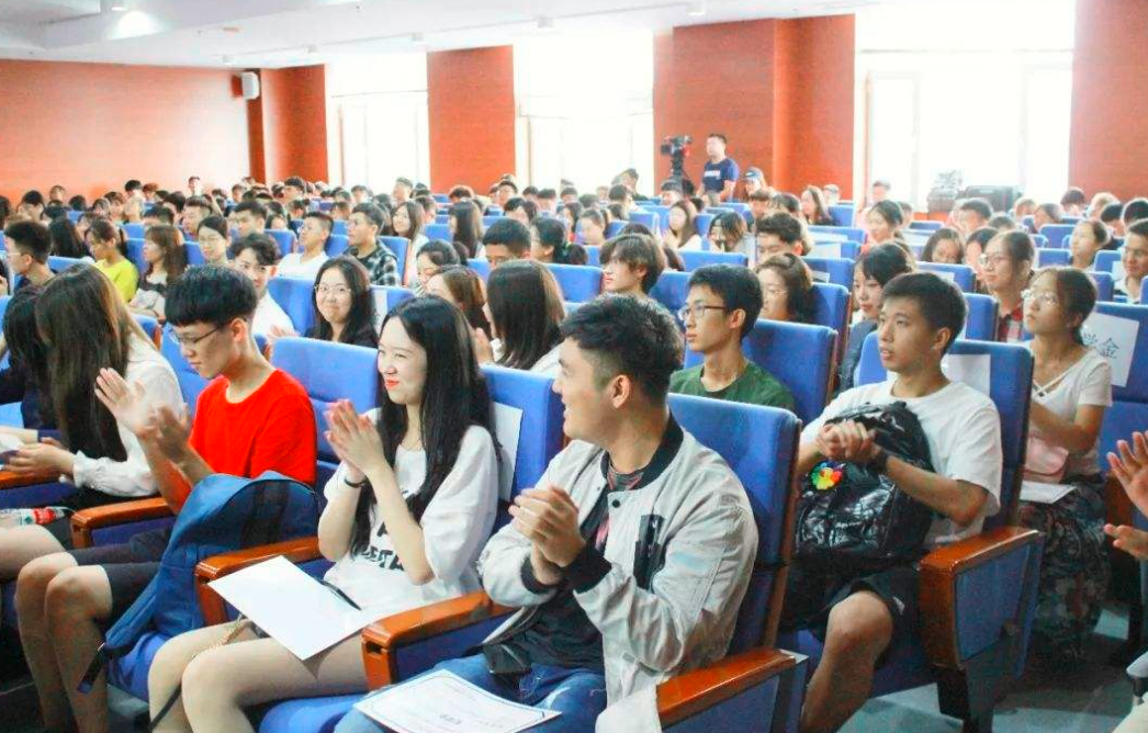 大学生活也有“潜规则”，辅导员基本不会明说，可学生要小心谨慎