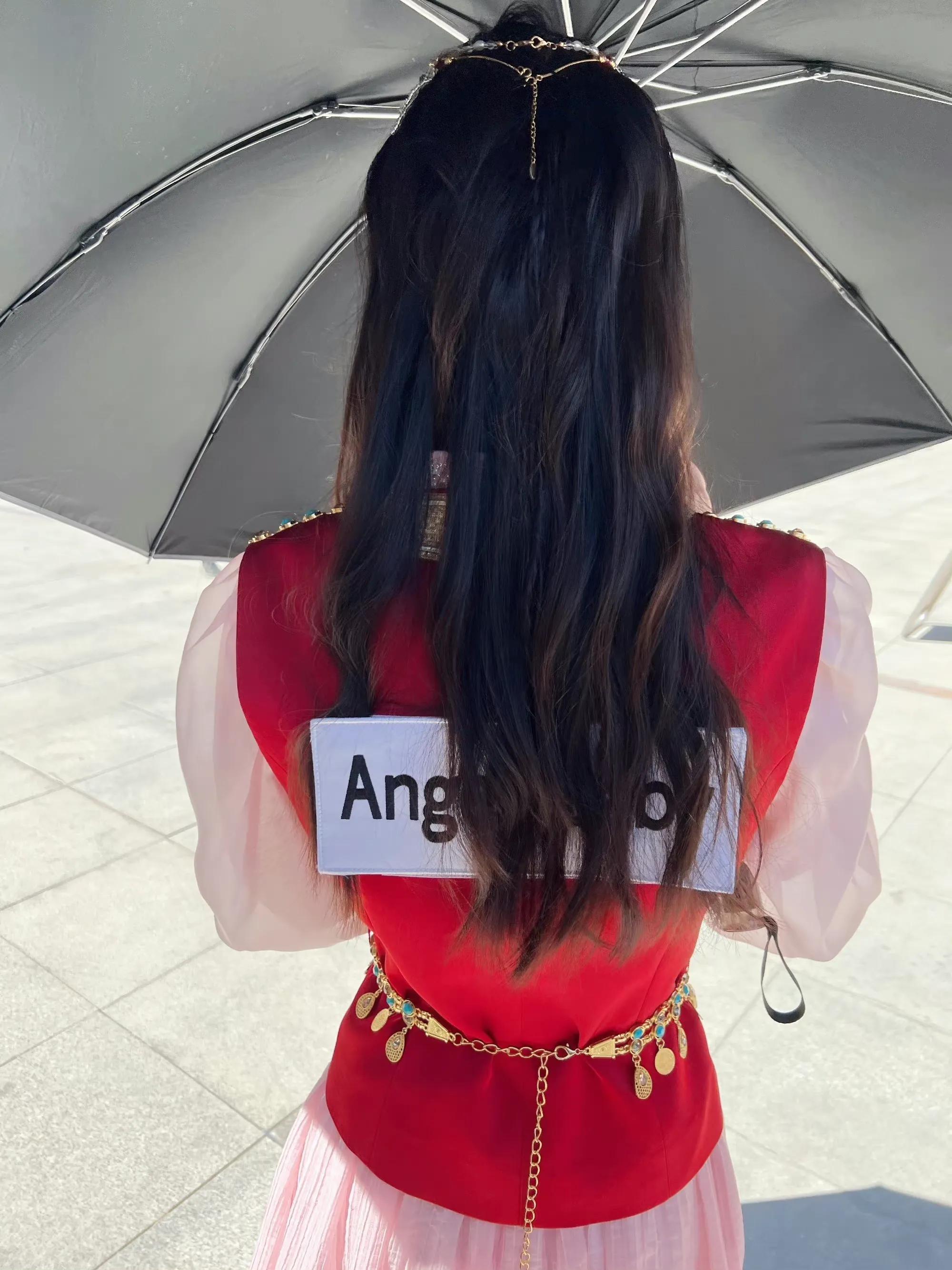 综艺《奔跑吧》直播截图中的baby小姐姐和新疆路透哦