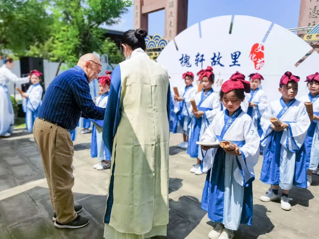 成都市双流区金桥小学师生代表参加槐轩故里文化苑揭牌仪式