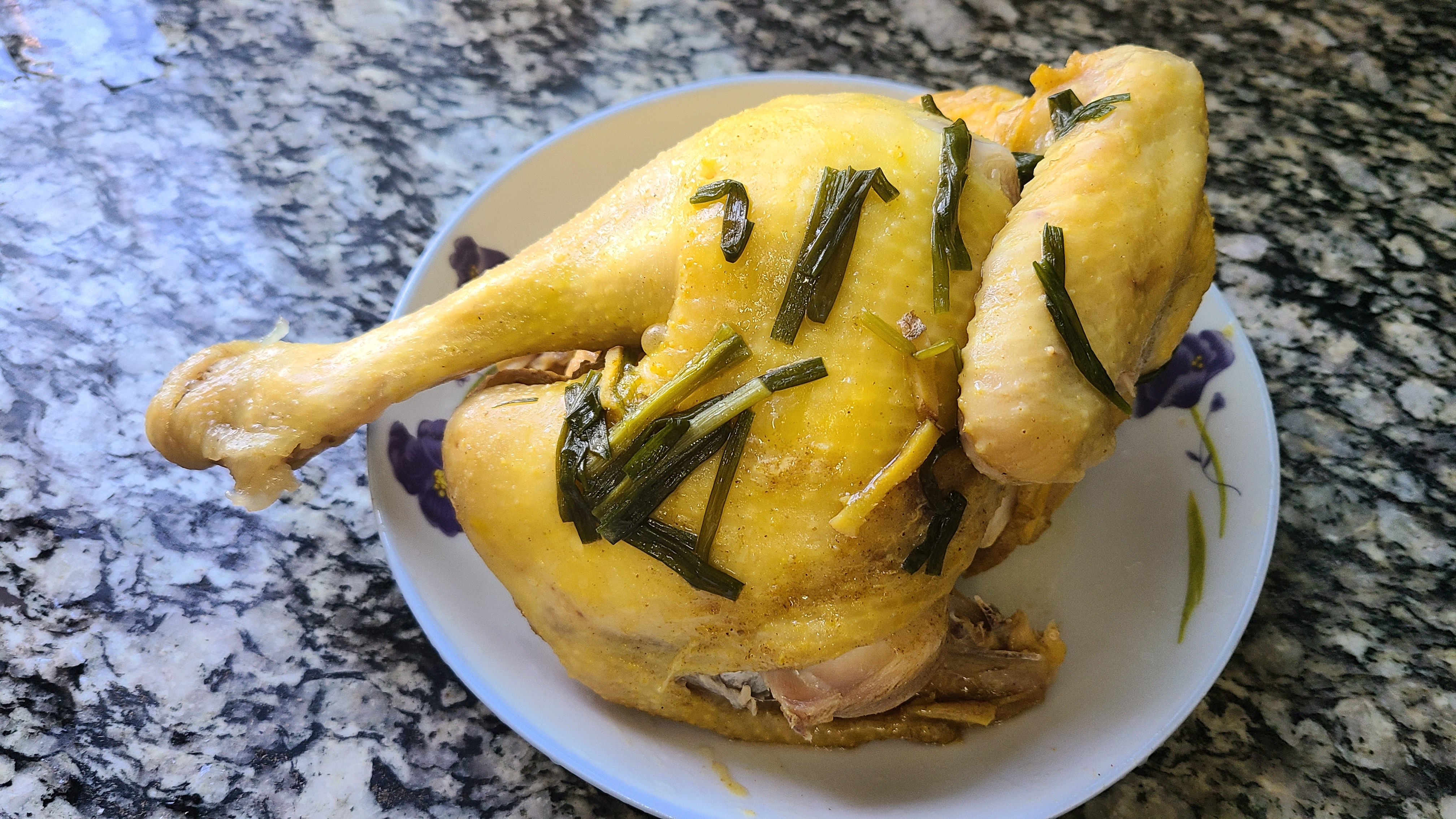 咸香鸡是广东出了名的美食，嫩滑好吃香味浓，老厨师教你