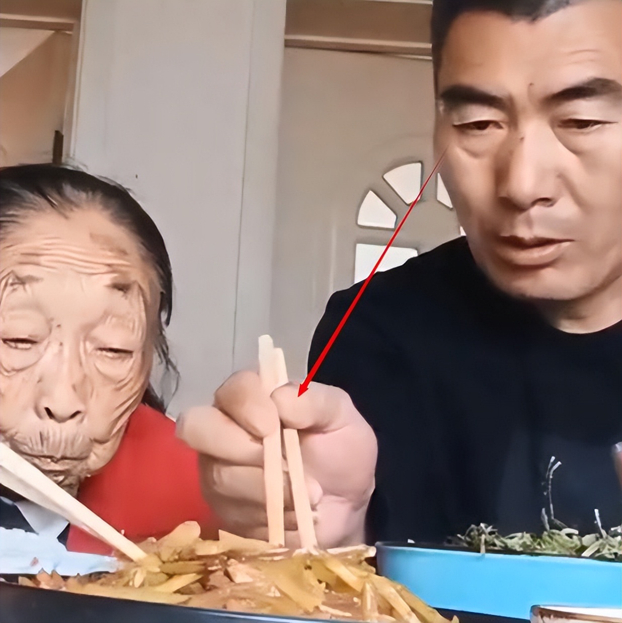 85岁马玉琴晚年凄苦，丈夫却整日大鱼大肉，年收入曝光令人咋舌