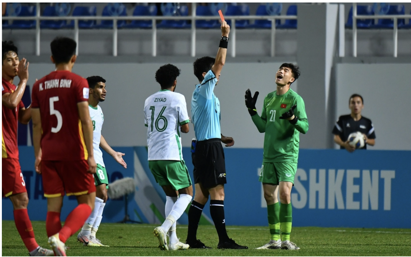 日本站比赛虐韩国(U23亚洲杯四强出炉：日本3-0韩国，十人越南0-2沙特遭淘汰)