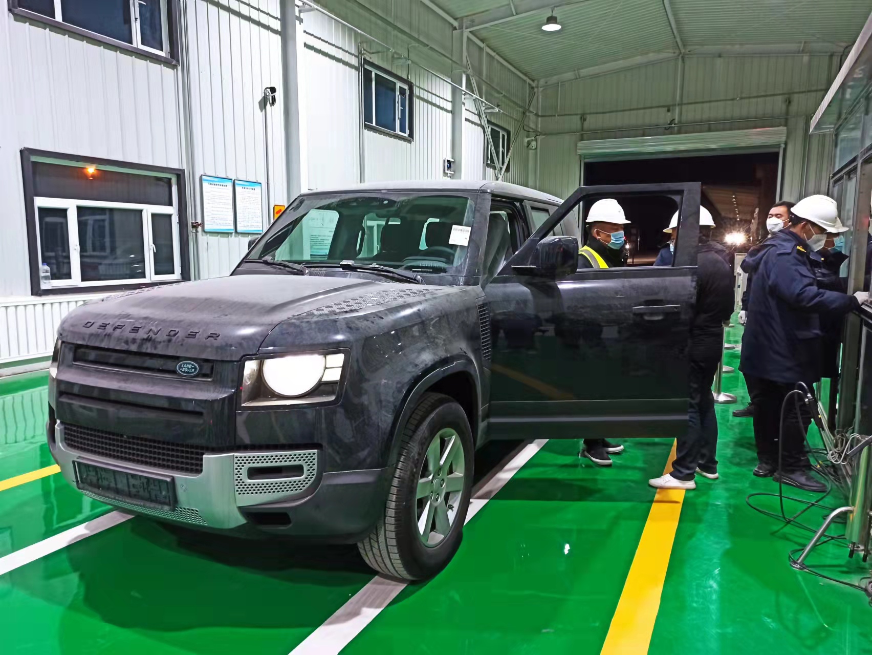 甘肅首批“國六”排放標(biāo)準(zhǔn)整車在蘭州陸港順利通關(guān)