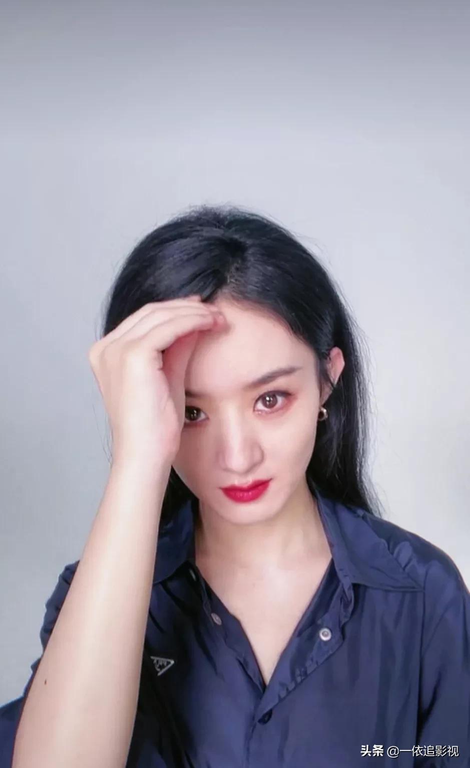 赵丽颖：直播状态是真的好！黑长直和大V领衬衫搭配起来很漂亮