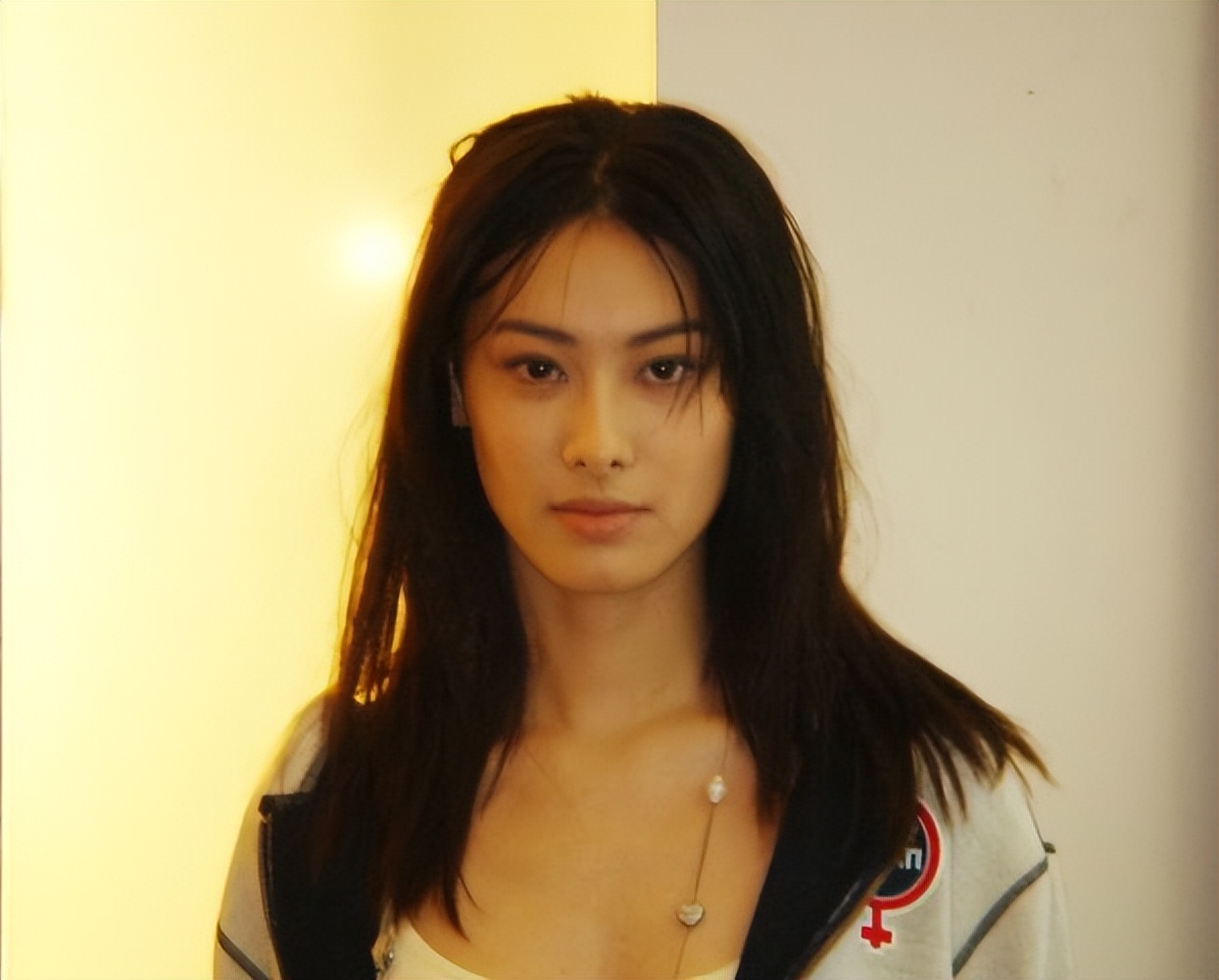 梁洛施:曾渴望有一个家庭,最终走向自由