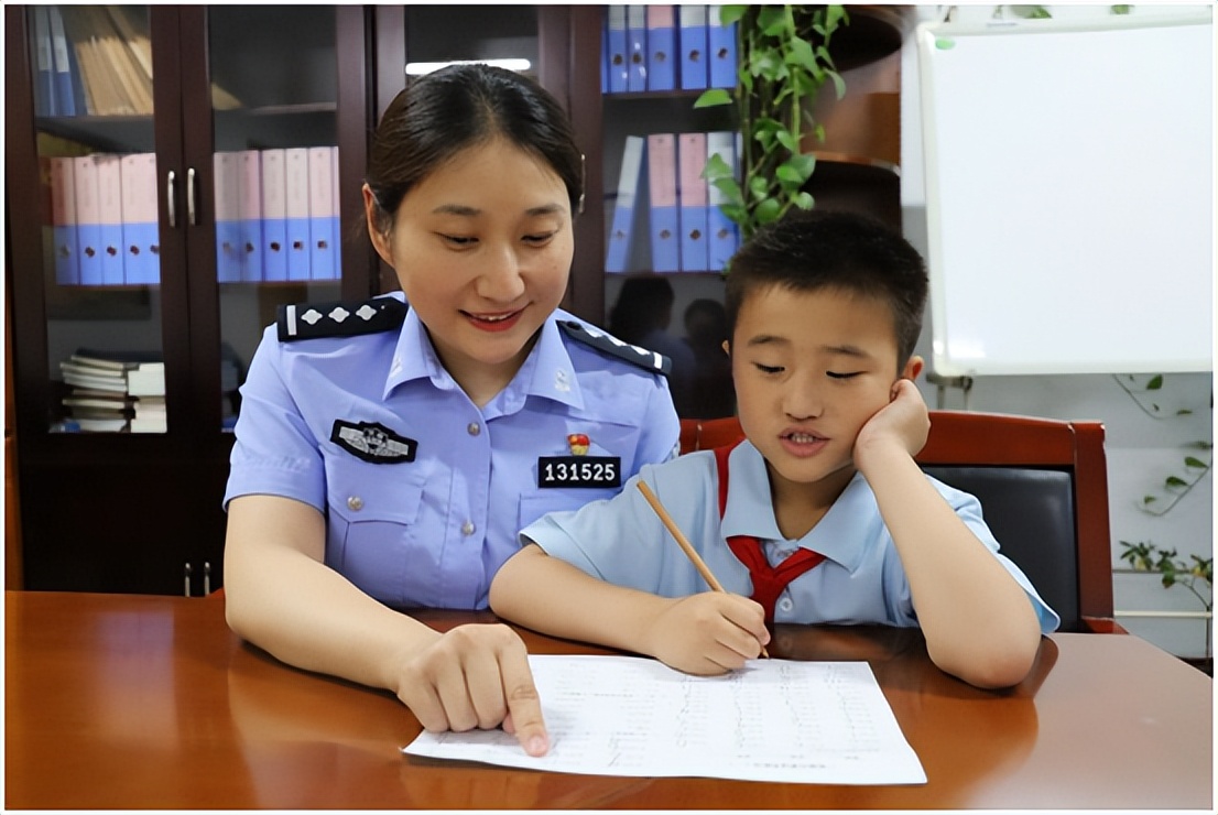 【大手牵小手】“警宝”们眼中“不守信用”的爸爸和“不靠谱”的妈妈