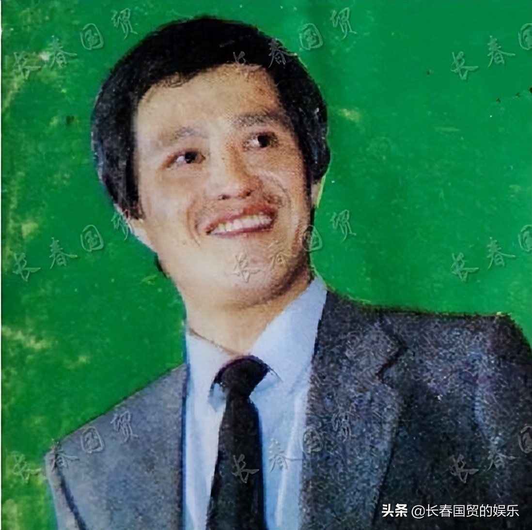 赵本山成名前罕见旧照曝光，西装革履英俊又帅气