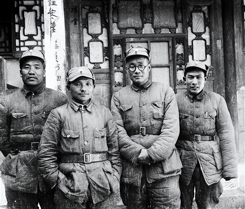 毛主席如何评价邓小平？在纸上写下3字评价，周总理会意后加一字