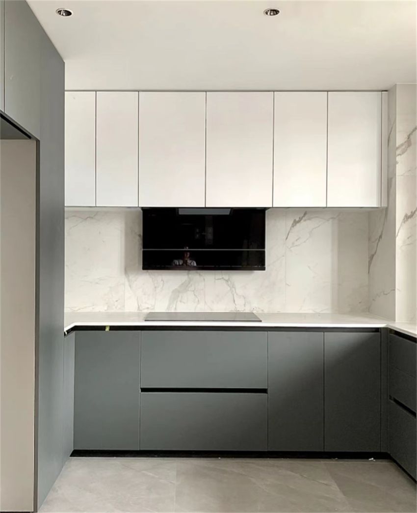 吊柜一定要与顶面严丝合缝.