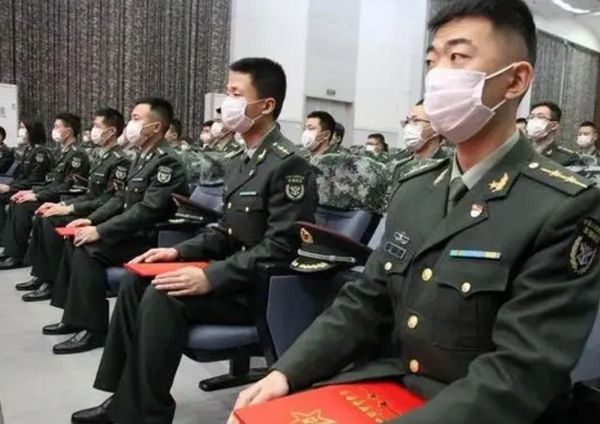 直招军官来了，不过大部分大学生是不够格的，被直接拦在门外