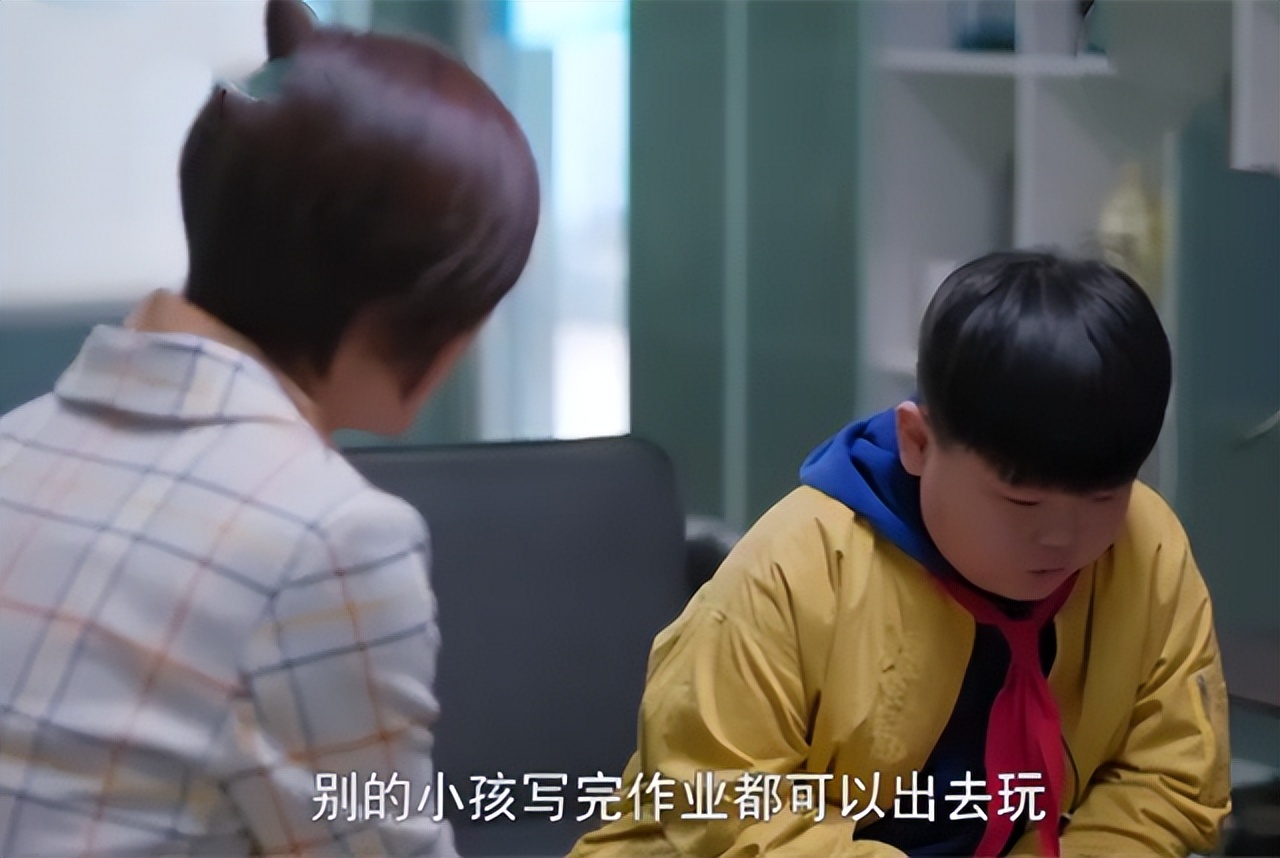 父母好好说话多重要，男孩要求妈妈向自己道歉，并不是无理取闹