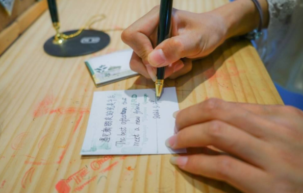 高考状元的试卷，被称为卷面中的“天花板”，引得高中生纷纷模仿