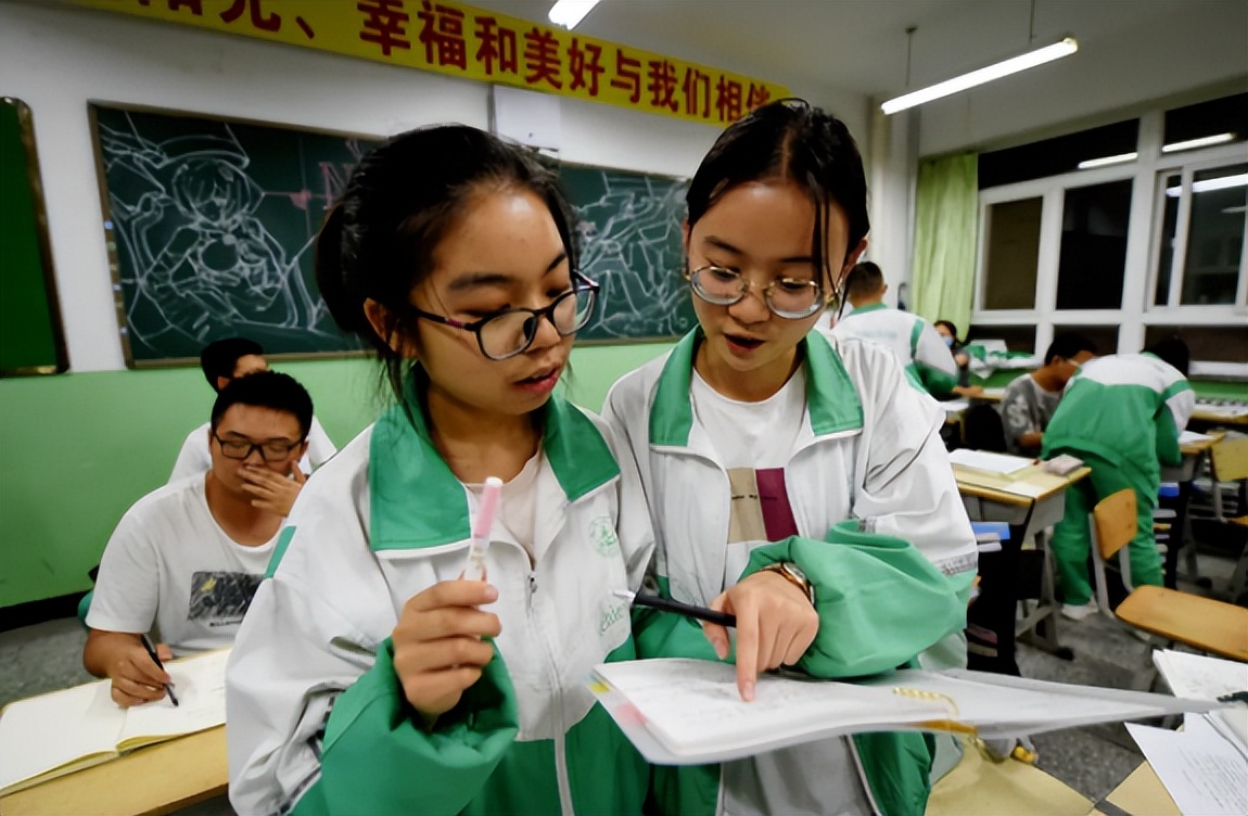 “考试蒙也别想蒙”，大学教授建议取消高考选择题，引发家长热议