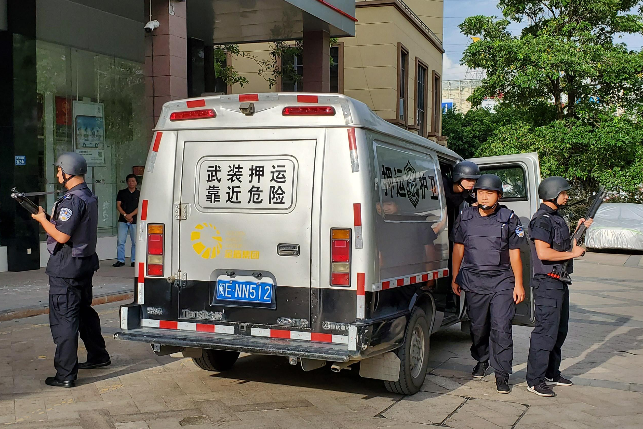 银行的钱为何"不能过夜",每天来回押运现金,真的安全吗?