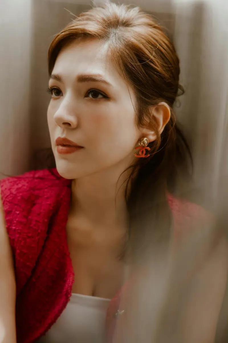 美仙许玮甯，肤色通透，绝美鼻梁，一双有魅力的眼睛，知性优雅