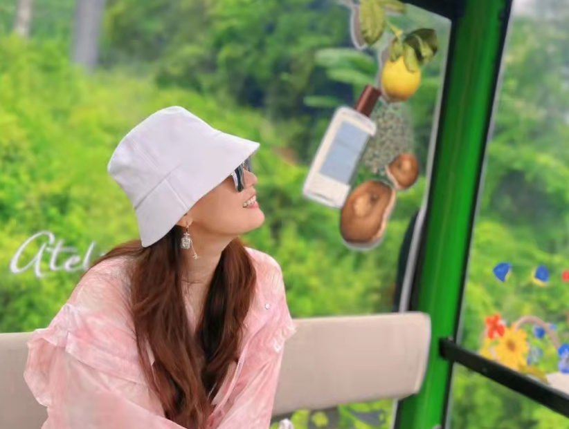 44岁谭晶回山西老家，在路边摊旁蹲坐吃臭豆腐，不戴口罩无人识