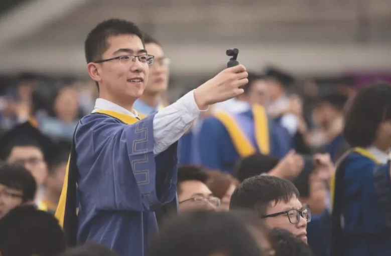 “清华学生又怎样，还不是高学历低素质！”清华教室实拍图引群嘲