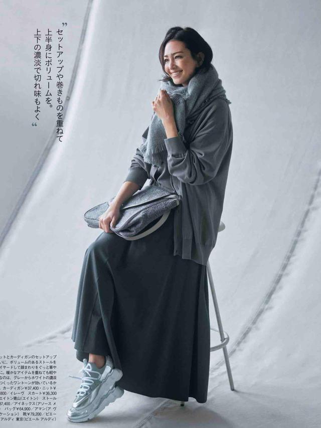 浅灰色围巾配什么衣服（黑白灰三种颜色的衣服搭配思路）