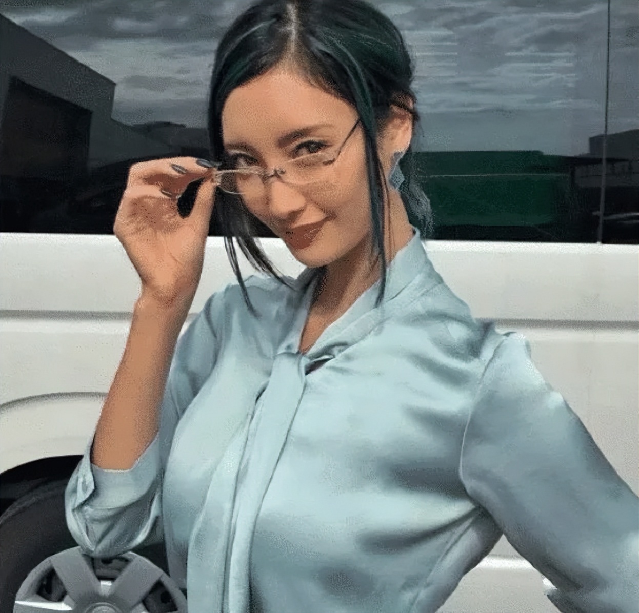 她被誉为“加强版江疏影”，出道10年多，如今成为九头身