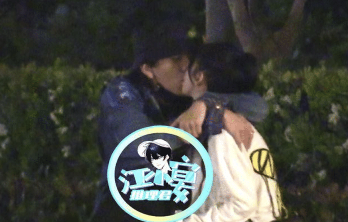 王大陆携女友和吴尊刘畊宏聚餐，蔡卓宜怀抱小泡芙融入对方朋友圈