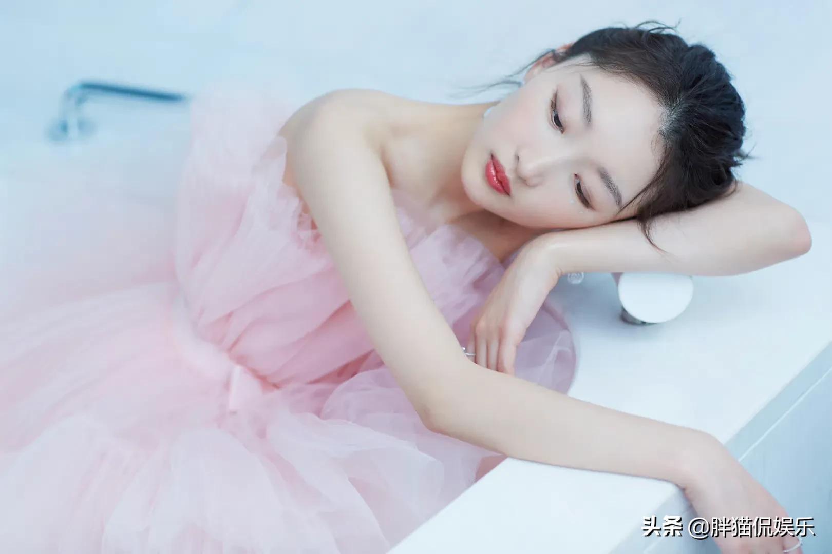 周冬雨一身粉色长裙化身美丽小天鹅，虽然不惊艳却很耐看