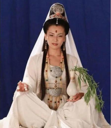 同是演观音，李玉刚公认不合格，刘涛勉强及格，而她无人敢评价