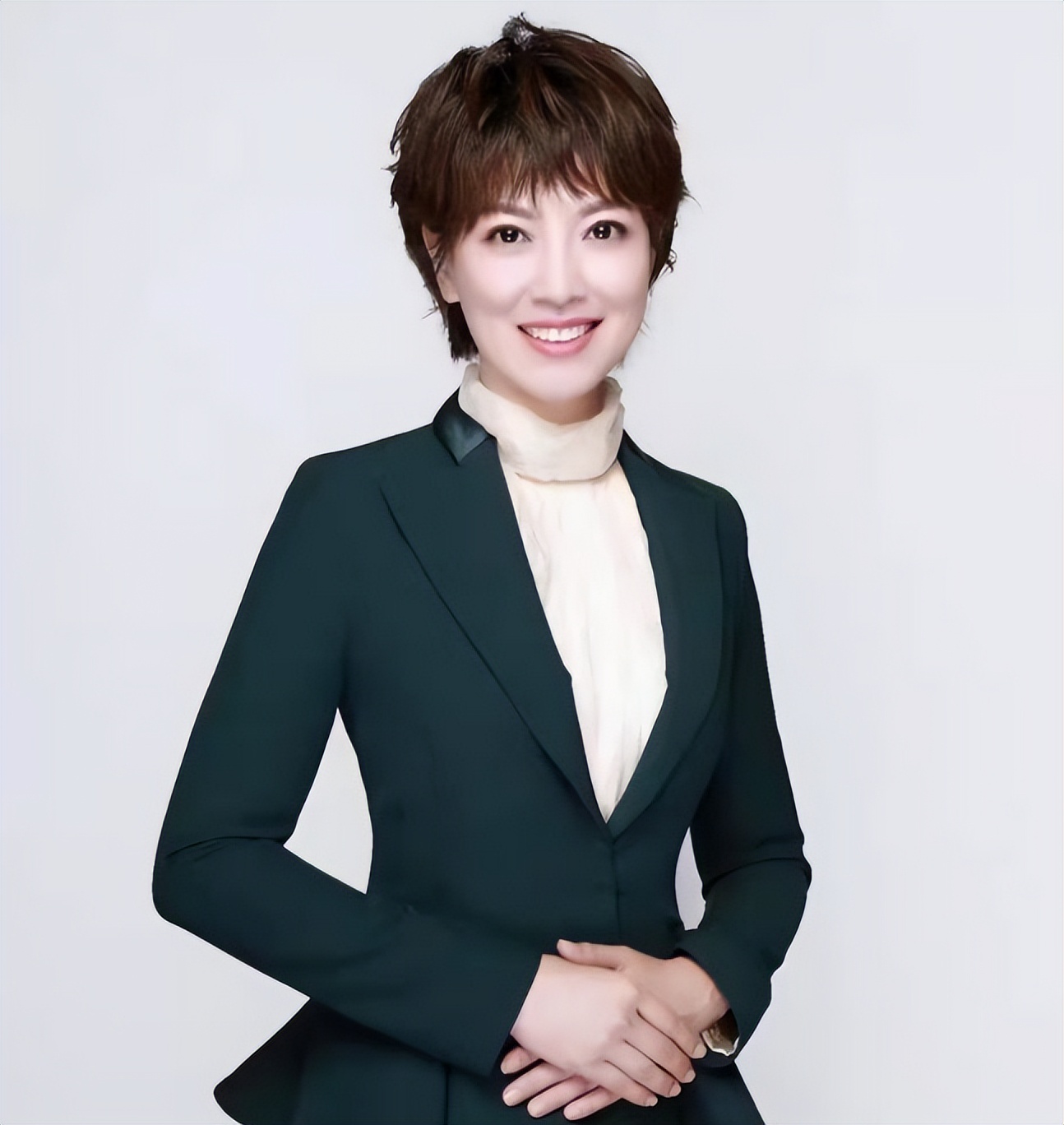 上海主持人被开除名单(辽台主持人朱霞停职背后,不当言论的根源是为了