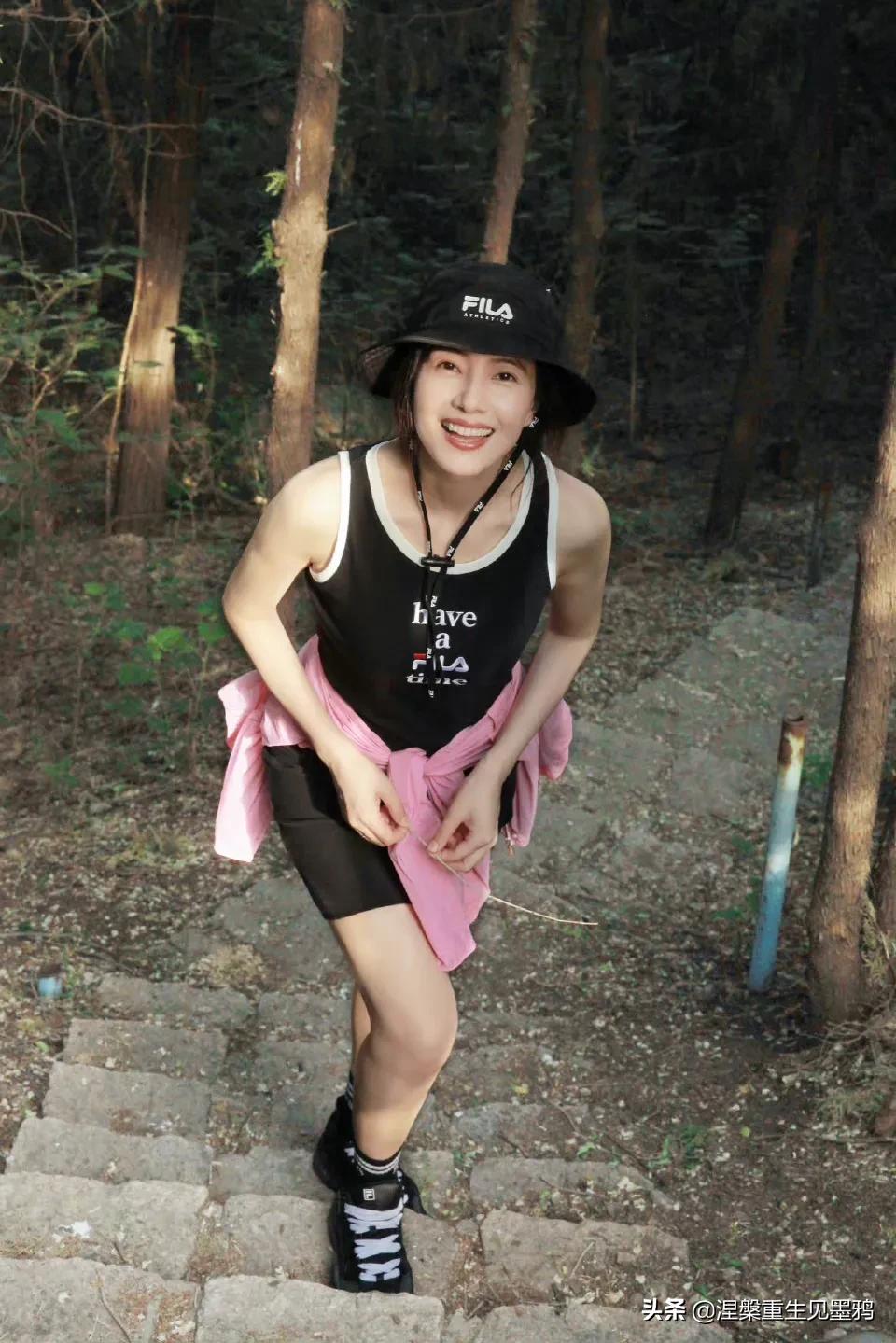 高圆圆爬山随拍照，女神姐姐穿着运动装，面色红润，状态不错