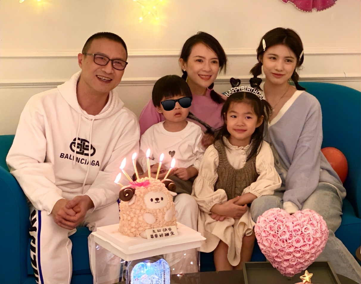 7岁醒醒新照，被老父亲搂在怀里笑容甜美，尖下巴酷似妈妈章子怡