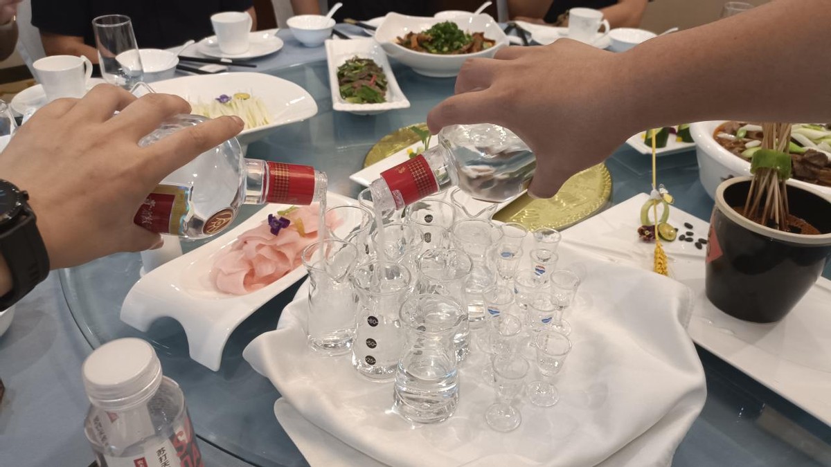 中国独有的白酒,与老百姓的日常生活息息相关,工作累了,喝酒可以放松