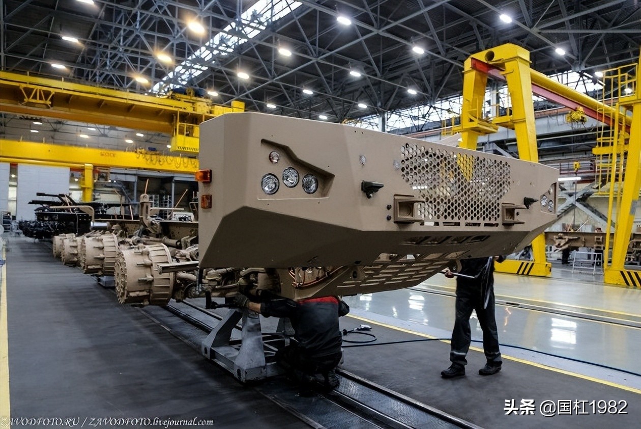 世界最强导弹运输车生产基地,明斯克汽车厂参观纪实