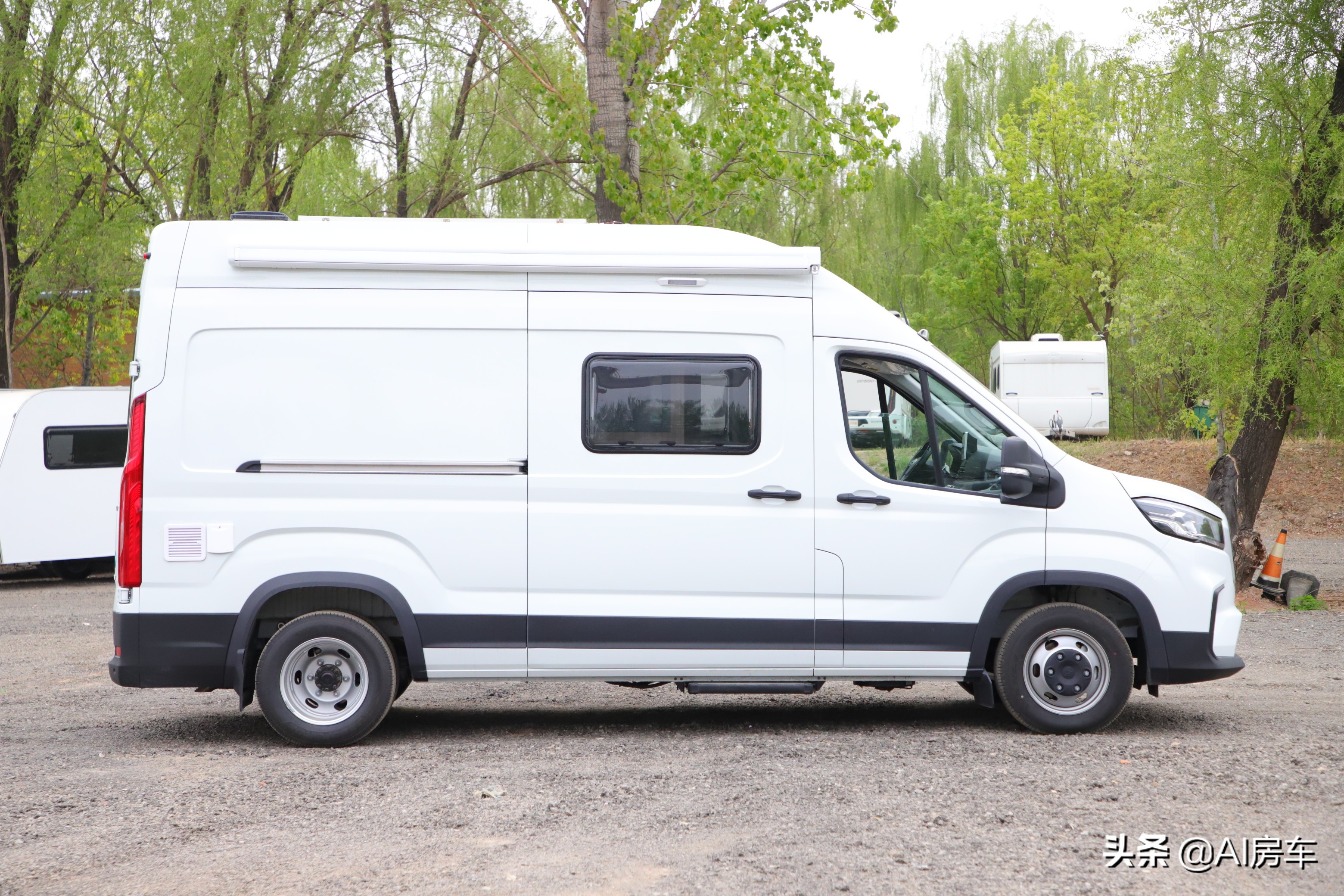 大通2.0t自动挡货车改房车,月薪7000也能玩!开着实用还能吃住