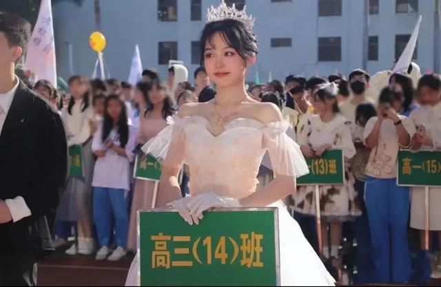 高三“举牌女孩”火了，清纯甜美撞脸鞠婧祎，评论区却化身柠檬精