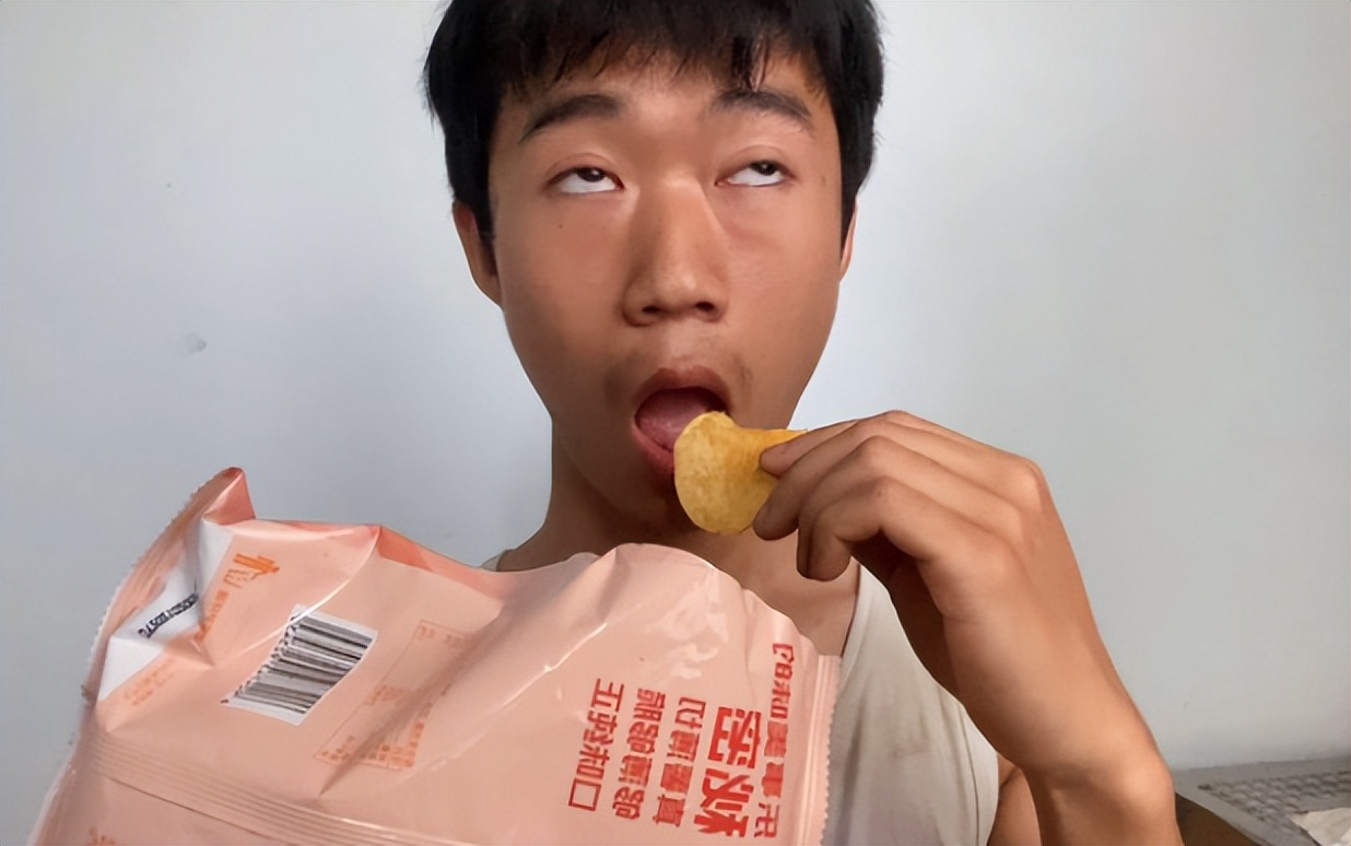 吃个桃桃后继有人，王甜心凭矫揉造作出圈，真实身份是985高材生