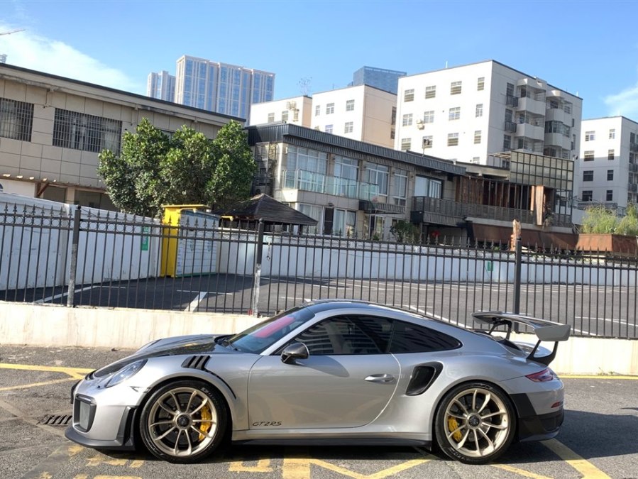 5百万的保时捷911和普通版有何区别？马力翻倍，性能朝牛马看齐