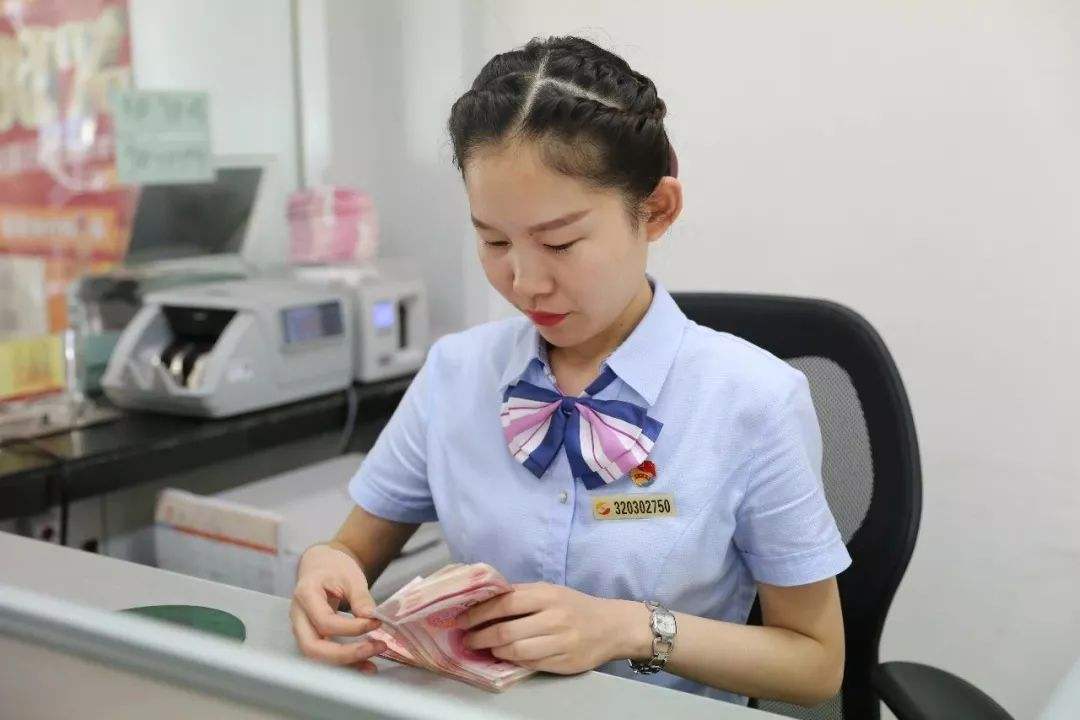 硕士入职国有银行柜员,工作996,任务指标完不成,收入仅够生活