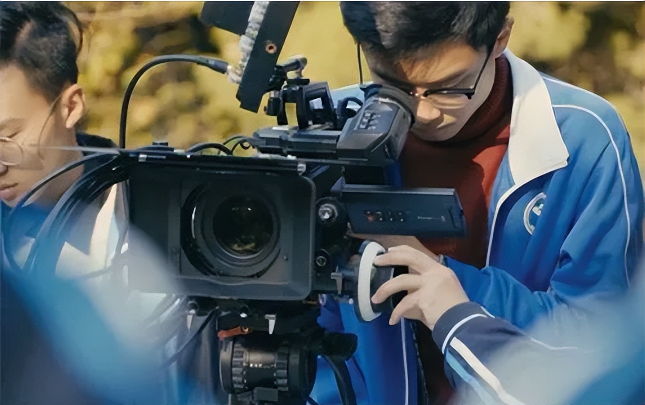 “烧钱”的4个大学专业，普通家庭绕道走，毕业后却成为香饽饽