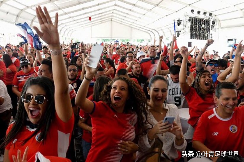 沸腾世界杯(第6次进世界杯！518万人口国家沸腾，全民狂欢，街道水泄不通)