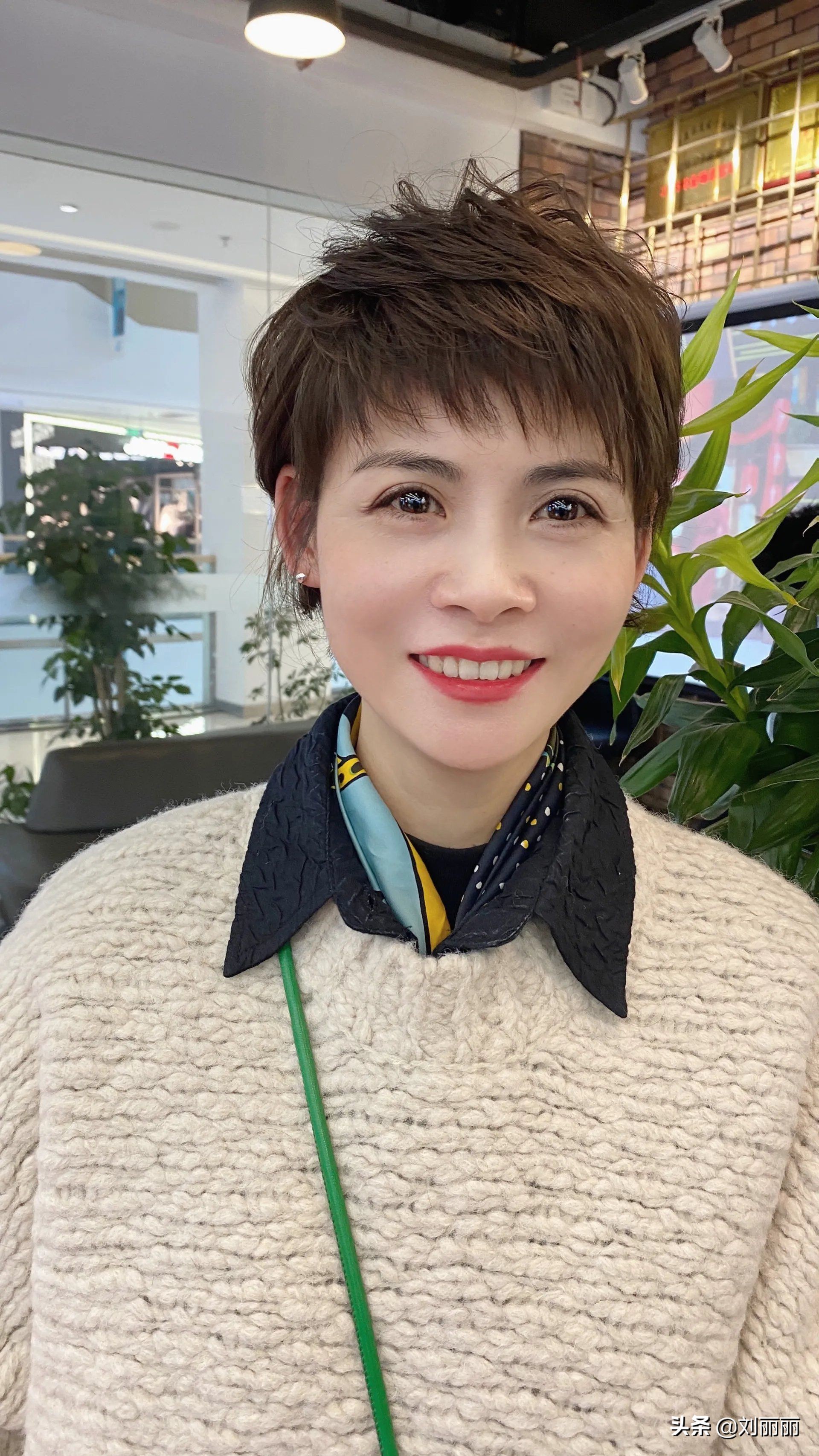 发量也有多少之分,有些女性朋友天生头发就比较少,选择发型往往都比较