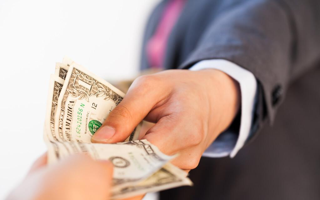 年终岁尾，送领导礼物？许多人想得不对、做得离谱